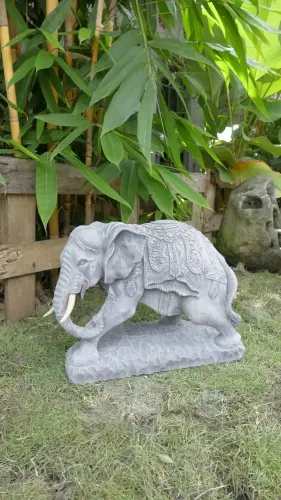 Artikelbild des Artikels “Indra - Kleiner Elefant, nach links gebogen, 46,5cm L | Steinguss “